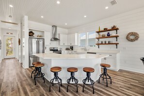 Refrigerador, microondas, horno y parrilla de estufa 