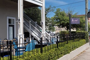 Un bĂątiment dotĂ© dâun escalier, dâune terrasse et dâune enseigne indiquant le restaurant italien Tarantelli.
