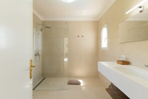 Duschwanne, Bidet, Handtücher