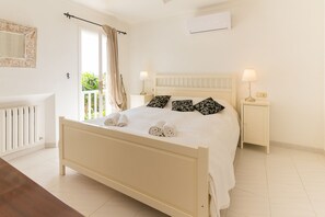 3 slaapkamers, een strijkplank/strijkijzer, gratis wifi, beddengoed