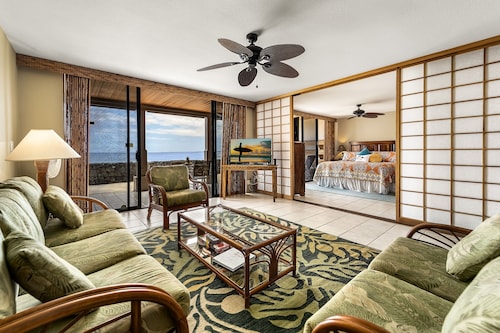 KKSR#5103 DIRECT OCEANFRONT,  GROUND FLOOR, REMODELED, AIR CONDITIONING!