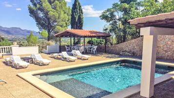 Een binnenzwembad, een buitenzwembad