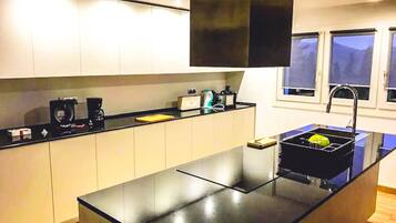 Een koelkast, een magnetron, een oven, een kookplaat