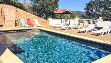 Een binnenzwembad, een buitenzwembad