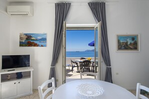 Apartment | Wohnbereich | Flachbildfernseher