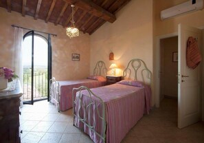 2 bedrooms, iron/ironing board, WiFi