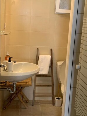 Shower, hair dryer, towels, toilet paper