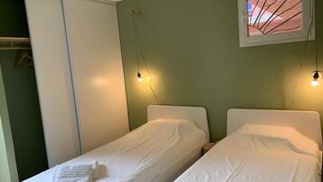 2 bedrooms, iron/ironing board, travel cot, WiFi