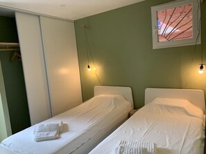 2 bedrooms, iron/ironing board, travel cot, WiFi