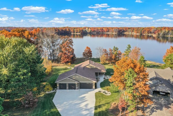 Exterior - Brand New 2021 4 BR + den Lake House minutes to world class golf. (Nekoosa)