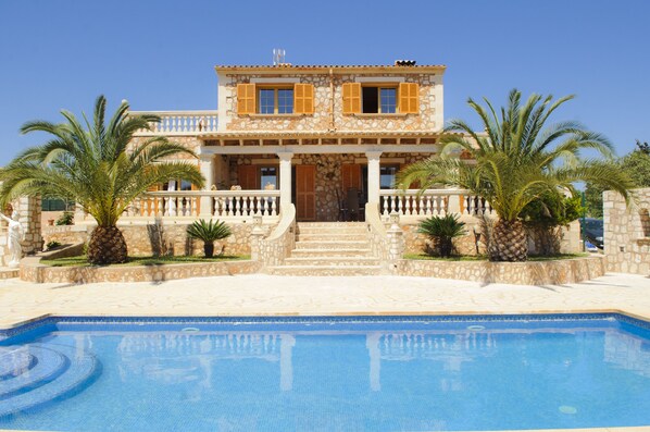 A two-story house with a swimming pool in front. - Beautiful house for 6 people with pool, just a few minutes' drive to the beach (S' Horta)
