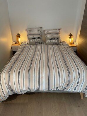 1 slaapkamer, een strijkplank/strijkijzer, gratis wifi, beddengoed