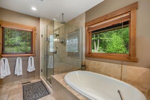 Bathtub, hair dryer, towels - 6,200sqft 7BD Dream Mountain Cabin for Family Time | 1PM Check In/Out (Ronald)