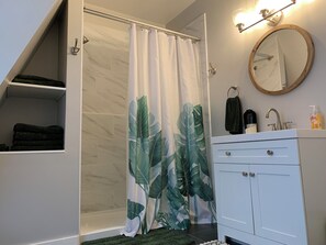 Dusche, Haartrockner, Handtücher, Seife