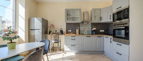 Køleskab, mikrobølgeovn, ovn, opvaskemaskine