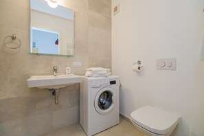 Apartemen | Kamar mandi | Bathtub dan shower terpisah, bathtub besar, pengering rambut, dan handuk