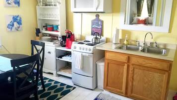 Een koelkast, een magnetron, een oven, een kookplaat