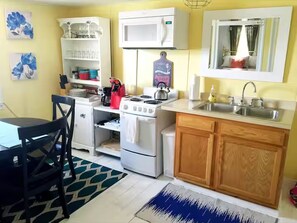 Fridge, microwave, oven, stovetop - The Freckled Farmhouse near Gettysburg Battlefields, Wineries, Skiing, & Hiking Sleeps 14 (Orrtanna)