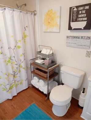 Combined shower/tub, hair dryer, towels - The Freckled Farmhouse near Gettysburg Battlefields, Wineries, Skiing, & Hiking Sleeps 14 (Orrtanna)