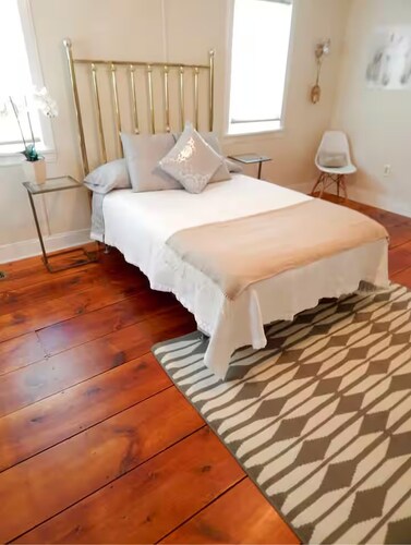 The Freckled Farmhouse near Gettysburg Battlefields, Wineries, Skiing, & Hiking Sleeps 14