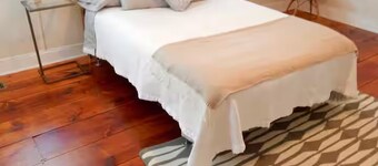 The Freckled Farmhouse near Gettysburg Battlefields, Wineries, Skiing, & Hiking Sleeps 14