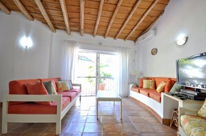 Smart-TV, Kamin, Bücher