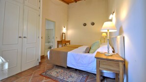 A bedroom with a bed, bedside table, lamp, and wardrobe. - Fantastic outdoor area, private pool, Tennis Court & Golf Practice Facility (Faro)