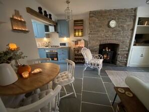 Dining - 150m to Harbour: Cosy, Charming Fisherman’s Cottage (Brixham)
