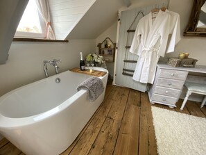 Hårtork, handdukar och schampo