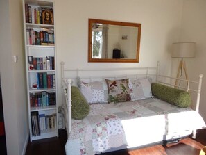 3 bedrooms, iron/ironing board, travel crib, bed sheets - Blue Wren Retreat, Nannup - "Resting Place" (Nannup)