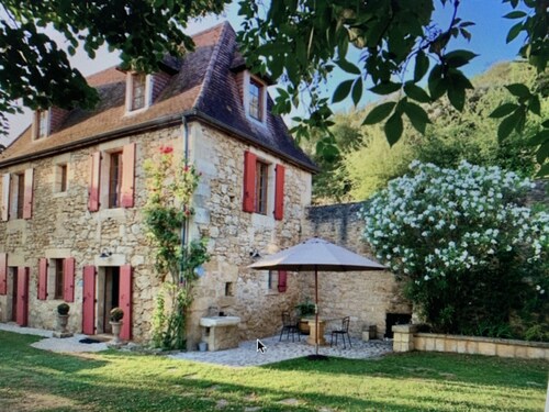 Périgourdine avec piscine privée et vue panoramique, côté Sarlat.