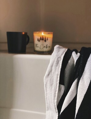 Kombinert dusj/badekar, hårføner, håndklær og såpe