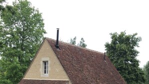 A rustic house with a sloped roof, a small porch, and a pond with lily pads and water lilies in front. - 14-person family home in Perche with heated pool and tennis court (Rémalard-en-Perche)