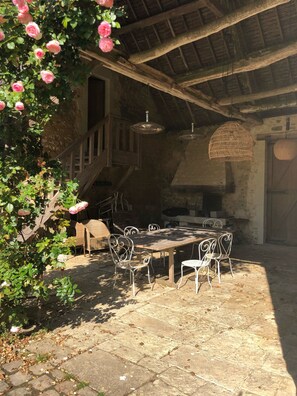 Outdoor dining - 14-person family home in Perche with heated pool and tennis court (Rémalard-en-Perche)