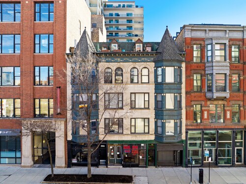 River North 3BR/2BA: HUGE, Parking, Center Chicago