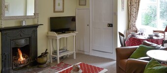 Hollyhock Cottage -UK33553