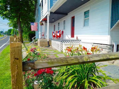 Property grounds. Rested Rooster Maisonette! Near Gettysburg and Cashtown Inn Sleeps 6