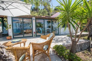 تناول الطعام بالخارج