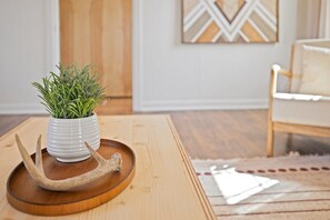 Interior - The Oz Lounge - 1 Block to DT- MTB (Bentonville)