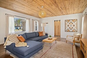 TV, offices - The Oz Lounge - 1 Block to DT- MTB (Bentonville)