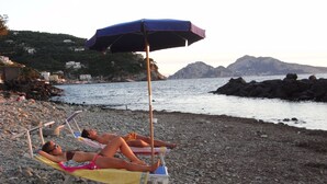 Une plage où des gens se détendent sous des parasols.