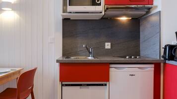 Jääkaappi, mikroaaltouuni, astianpesukone