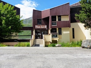 A modern building with a sign reading 'Les Lys.'
