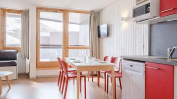 Jääkaappi, mikroaaltouuni, astianpesukone