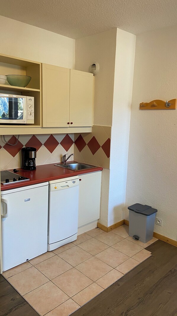 Jääkaappi, mikroaaltouuni, astianpesukone, kahvin-/teenkeitin