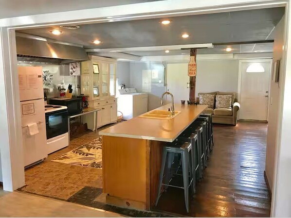 冷蔵庫、電子レンジ、オーブン、コンロ