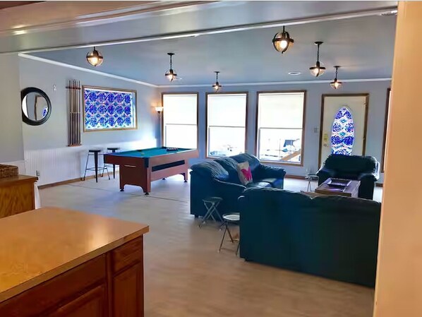 Smart TV, chimenea y reproductor de DVD 