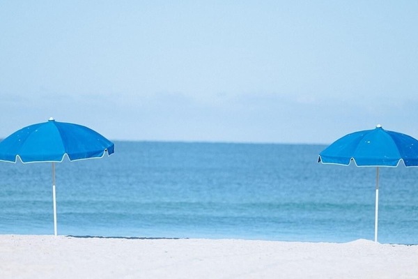 Nära stranden, solstolar och strandhanddukar