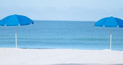 Private retreat walking distance to beautiful beaches and restaurants.