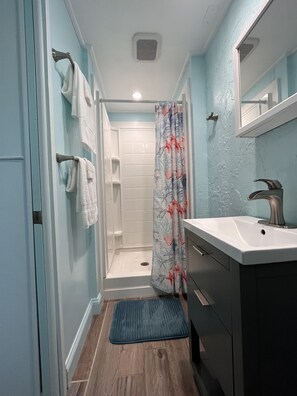 Shower, hair dryer, towels, soap - Private retreat walking distance to beautiful beaches and restaurants. (Cortez)